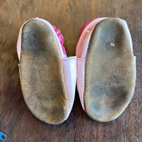 ✨Robeez 6-12mo✨ - Picture 2 of 2